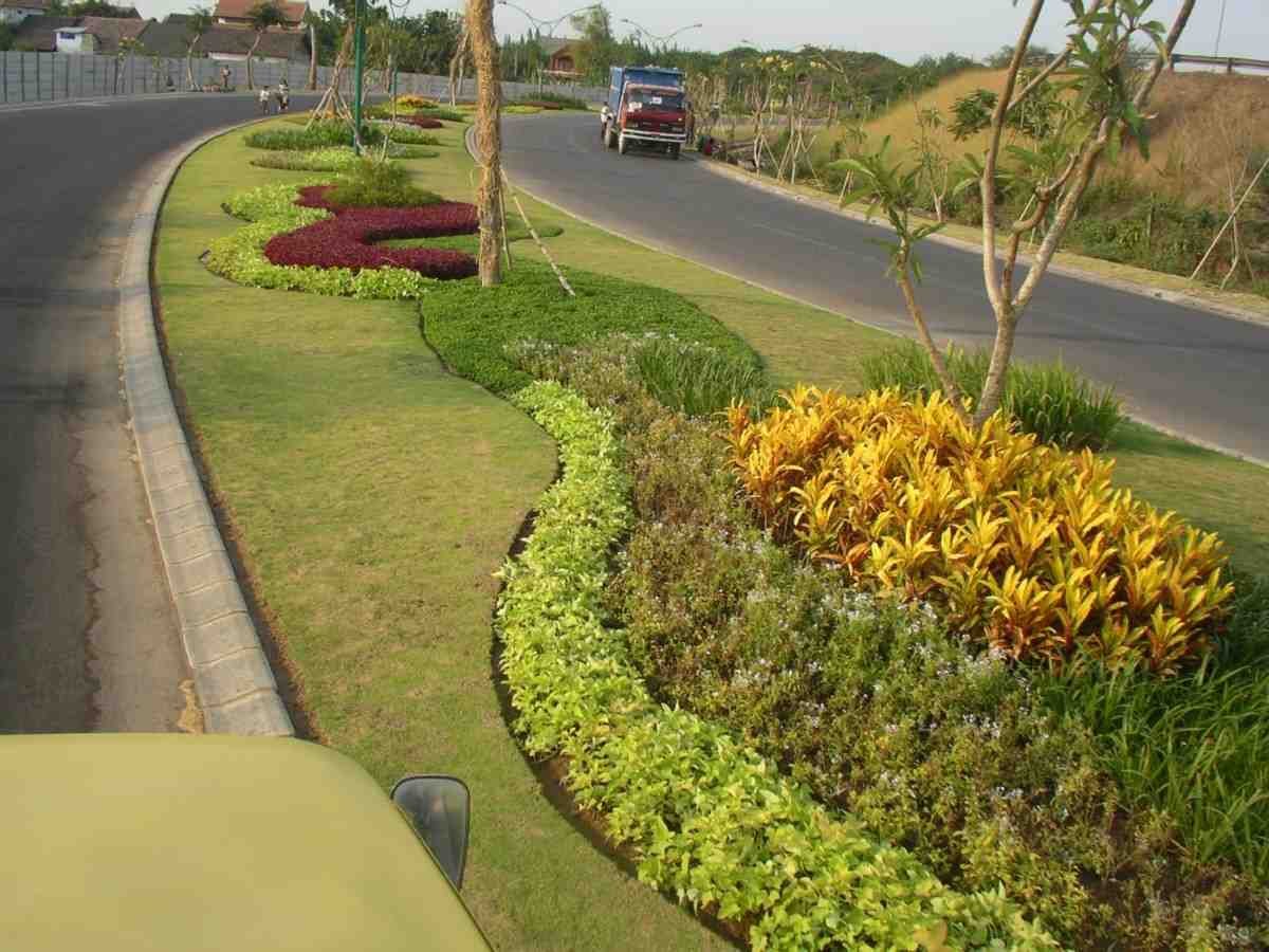 Detail pengerjaan area taman