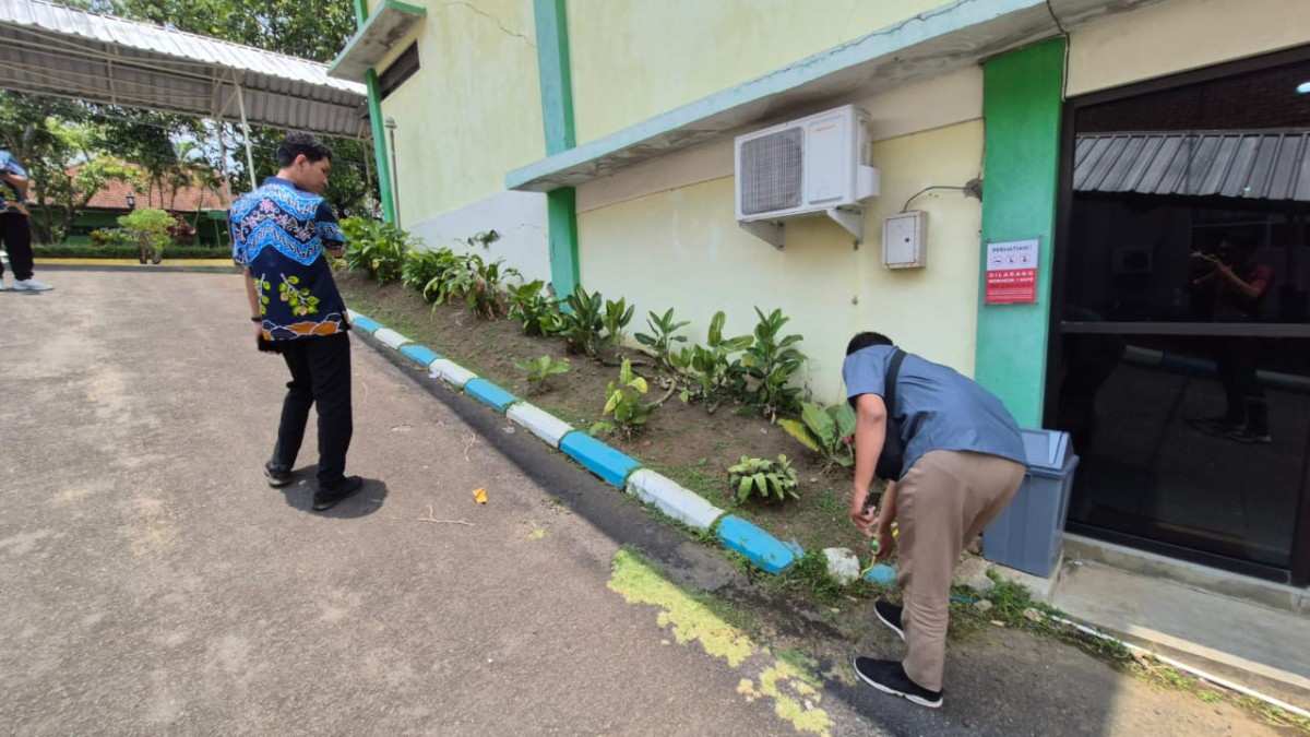 Tim kontraktor landscape saat survey lokasi proyek