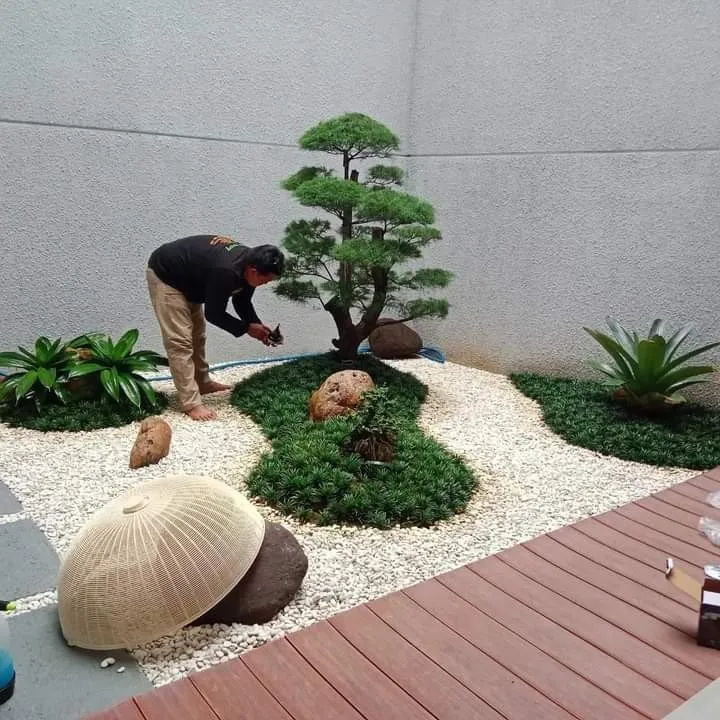 Konsep taman Jepang dengan batu dan tanaman hias