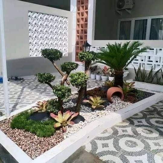 Taman teras rumah Kediri dengan penataan tanaman hias